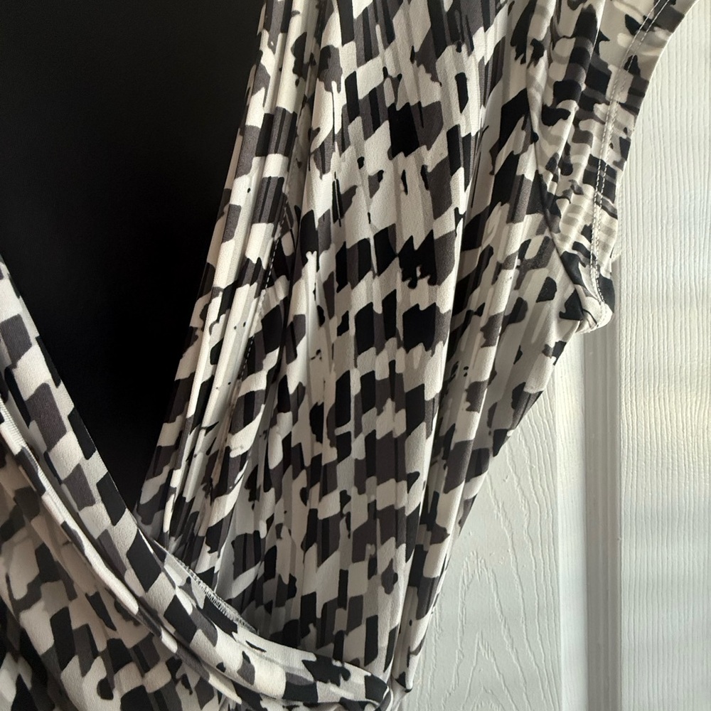 NWOT Liz Claiborne Monochrome Patterned Dress - Picture 3 of 5